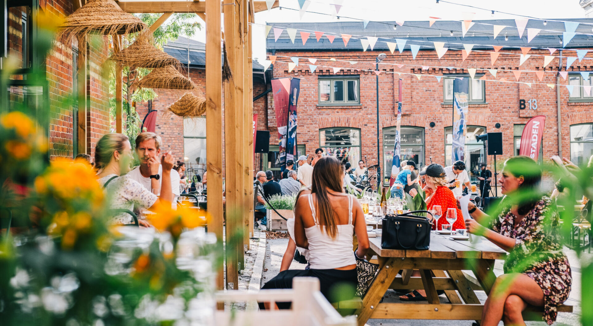 Gamlestadens fabriker har en lång historia som industriområde. Här bedrevs industriell verksamhet från 1729 fram till 1960-talet då textilindustrin avvecklades. Idag är området en stadsdel i omvandling. Foto: Philip Liljenberg 