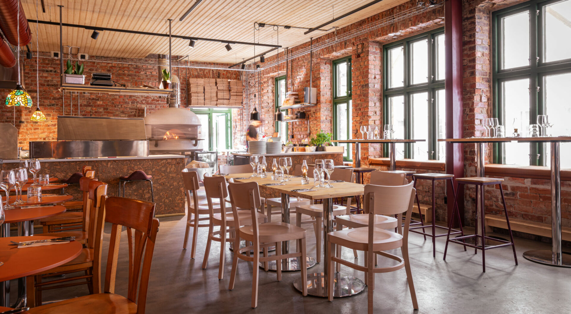  I de gamla fabrikslokalerna finns modeföretag, foodtech-bolag, designmarknad, spännande barer och restauranger. Det senaste tillskottet på listan heter Dubbelhakan och ligger i en tillbyggnad vid områdets gamla pannrum. Foto: Nemir Chaudhry