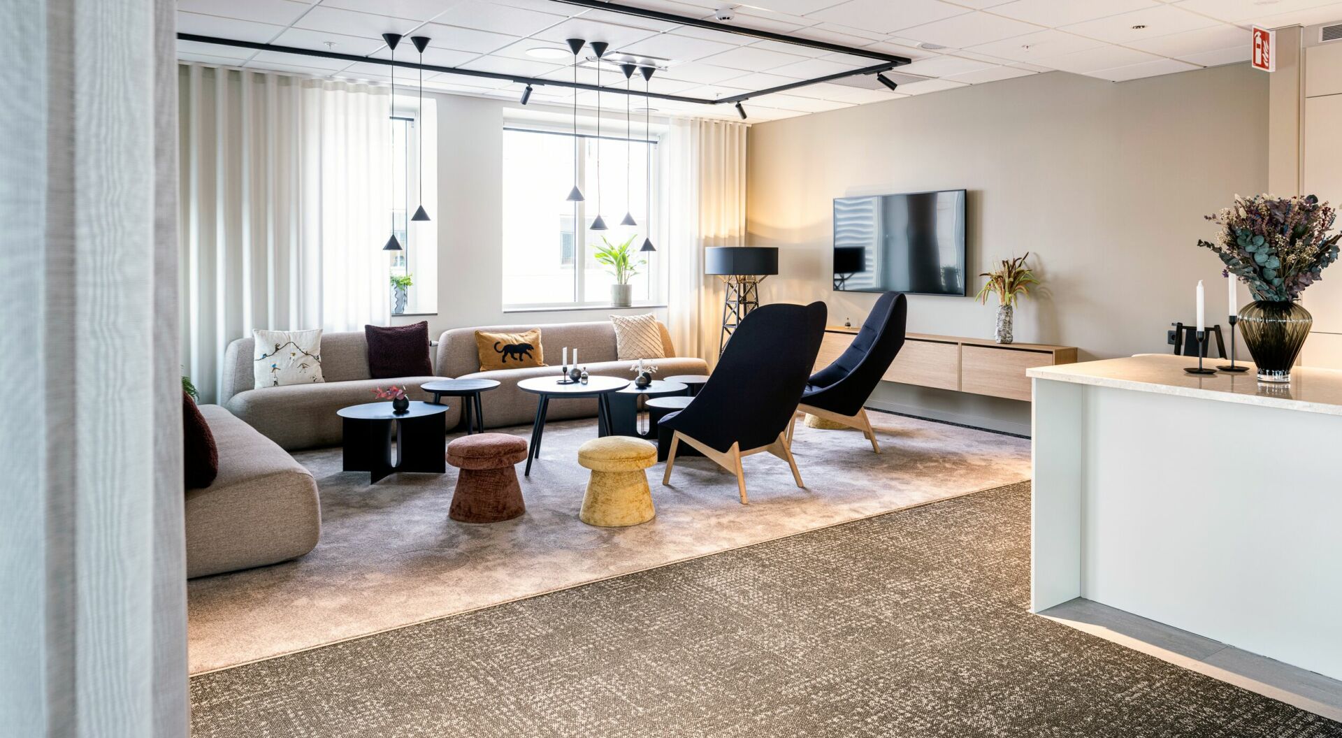 I företagets trevlig soffgrupp samlas kollegorna för att umgås. 